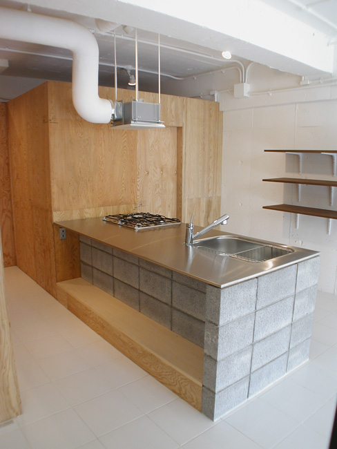 2人暮らしでもシンプルで使いやすい大型キッチン