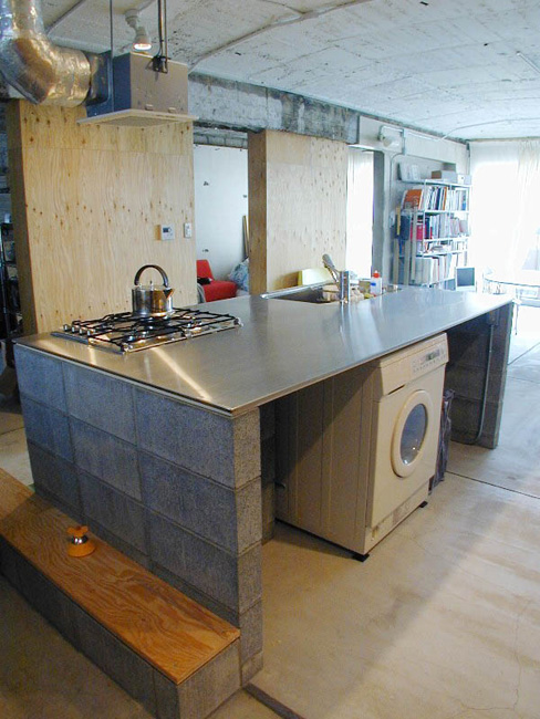 作り込まないラフな仕上げの素材感を活かした内装