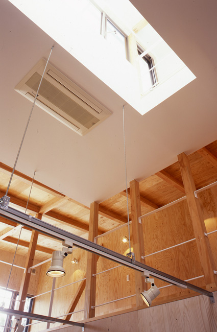 吹き抜けのトップライトから明るい光が差し込む