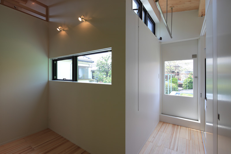 窓の高さや壁上部を開口する工夫で通風と採光を確保