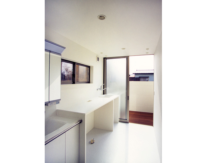 デッキに繋がる洗面