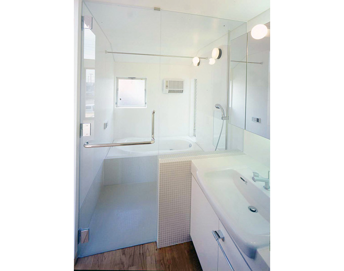 コンパクトでも明るく開放的な浴室