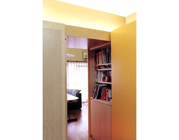 雑多な物を隠せるリビング収納