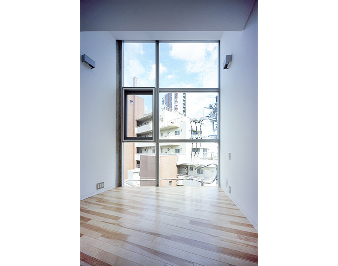 壁一面の開口部が風景を切り取る