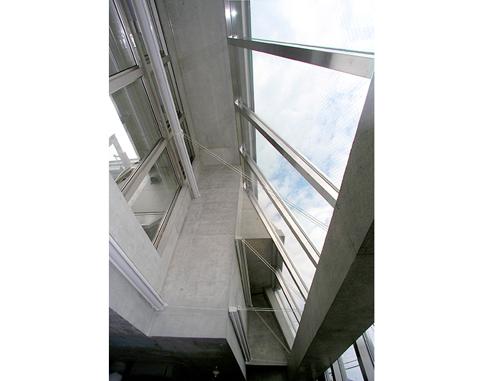 大きいハイサイドライトで明るい室内