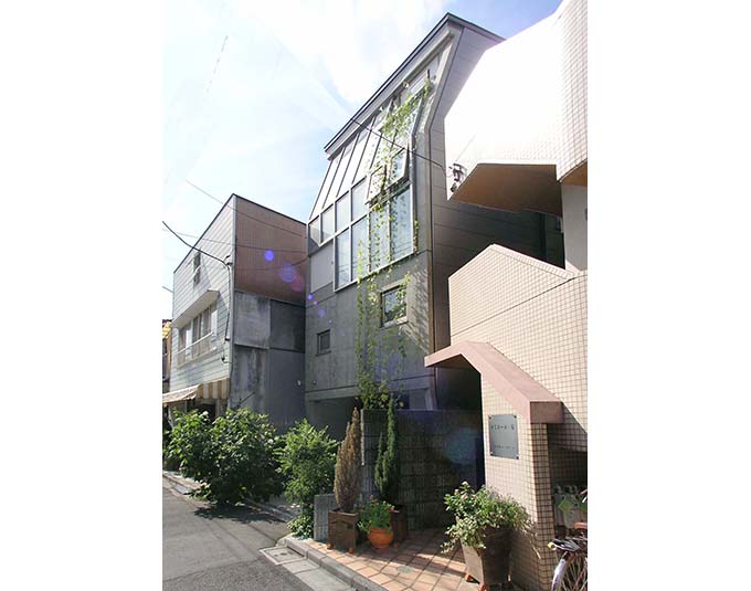 太陽光を受け止める全面窓が印象的な外観