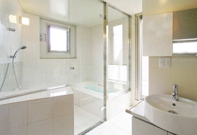 ガラス戸で明るく広々とした浴室