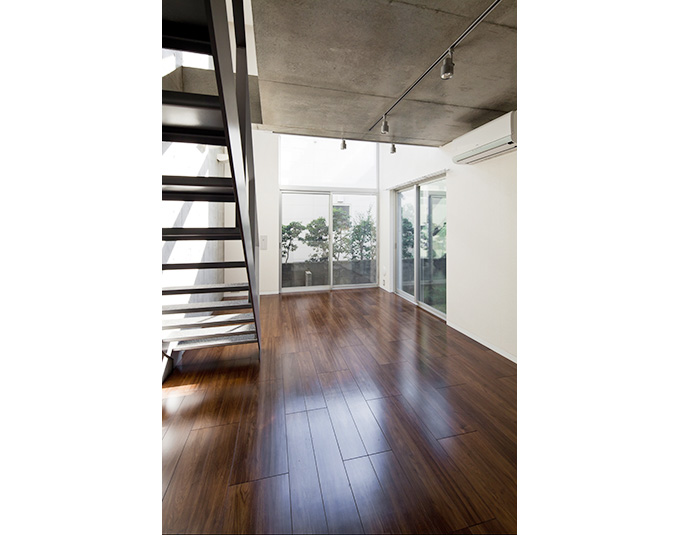 賃貸：ストリップ階段とすることで開放感を演出