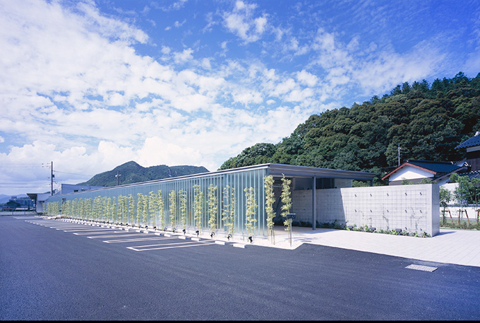 周りの風景にとけ込む様な外観