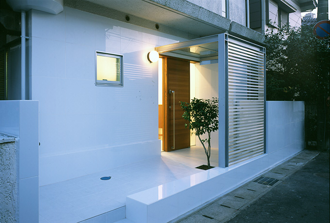 柔らかな灯りが灯る開放的な玄関廻り