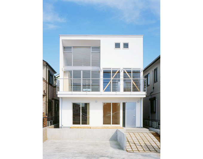 広く窓をとった正面外観