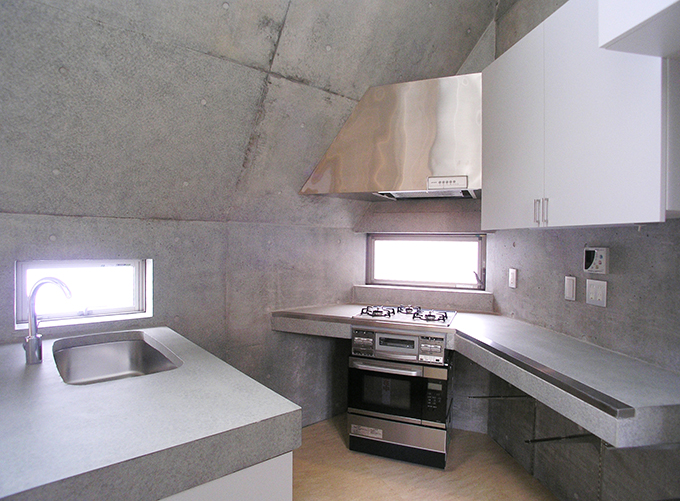壁に沿って配置されたキッチン