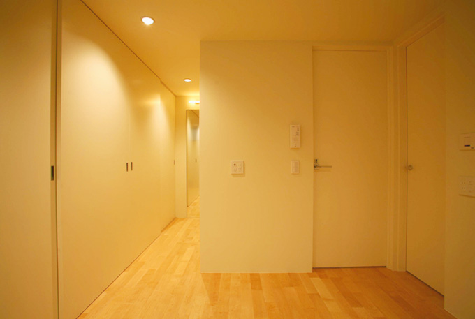 フローリングにとけ込む温かな照明