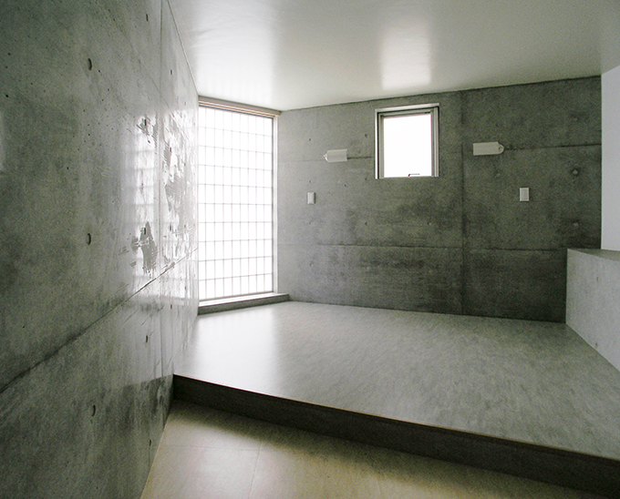 コンクリート打放しが印象的なホール