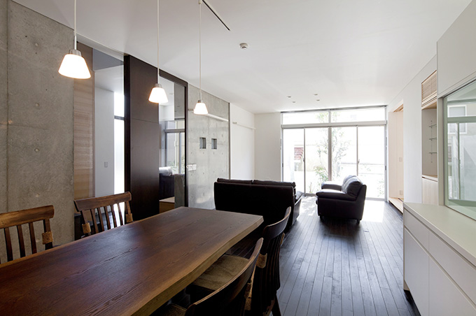 シックな家具と調和するリビング