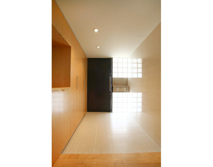 ガラスブロックをはめ込んだ明るい玄関