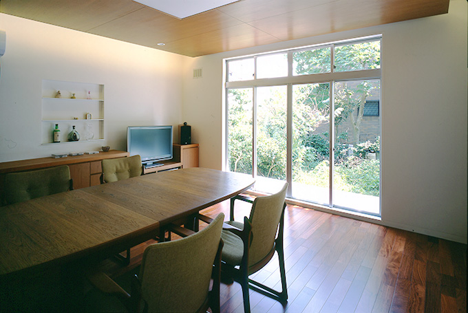 リビングから庭を見渡す