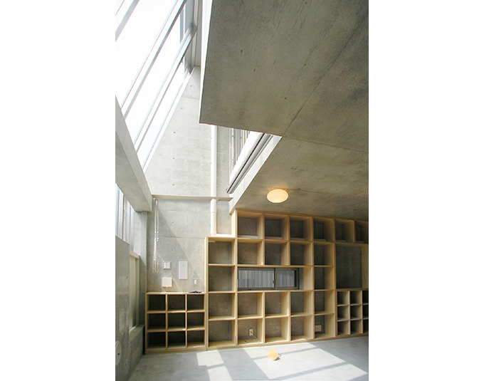 吹き抜けとハイサイドライトで開放的