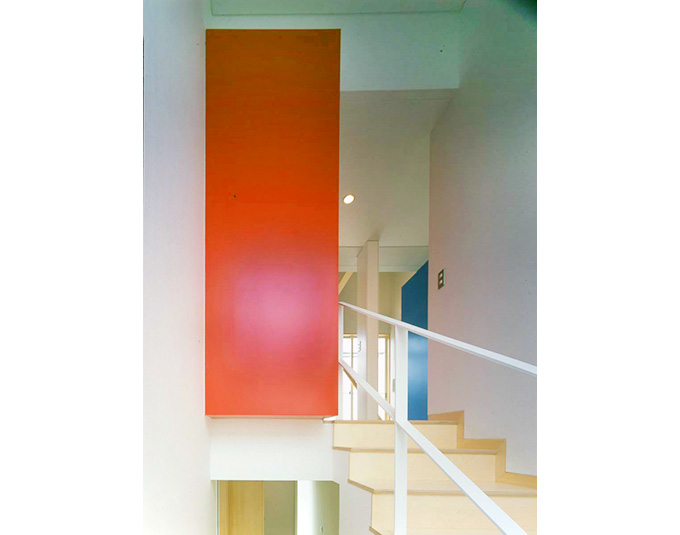 階段に張り出すトイレスペース