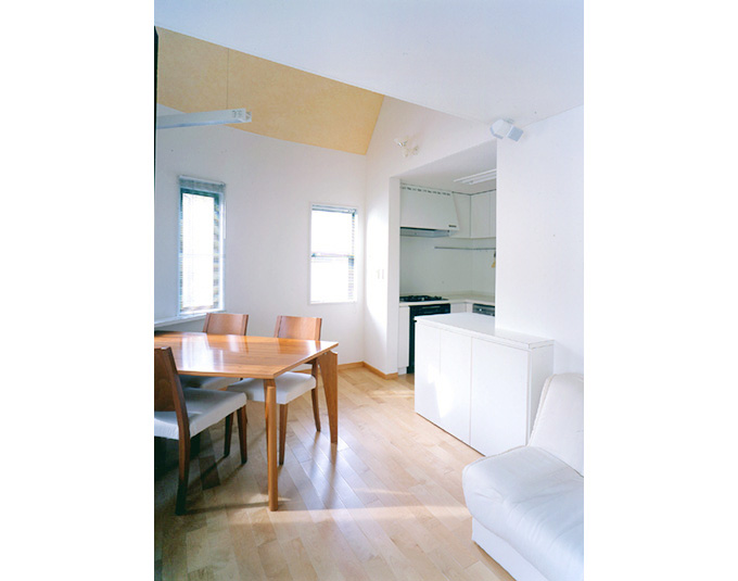 ダイニングからキッチンを見る