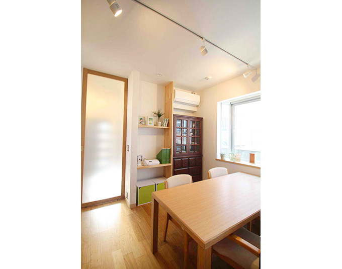 スポットライト照明の1階LD