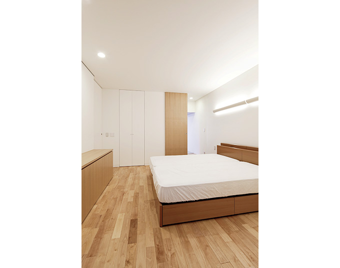 間接照明により落ち着いた印象を与える寝室