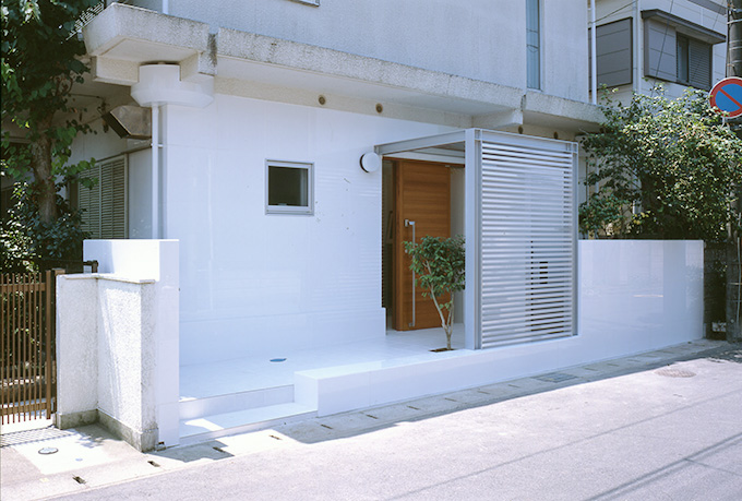 街に開放された玄関廻り