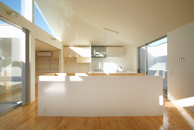 リビングから臨むキッチン