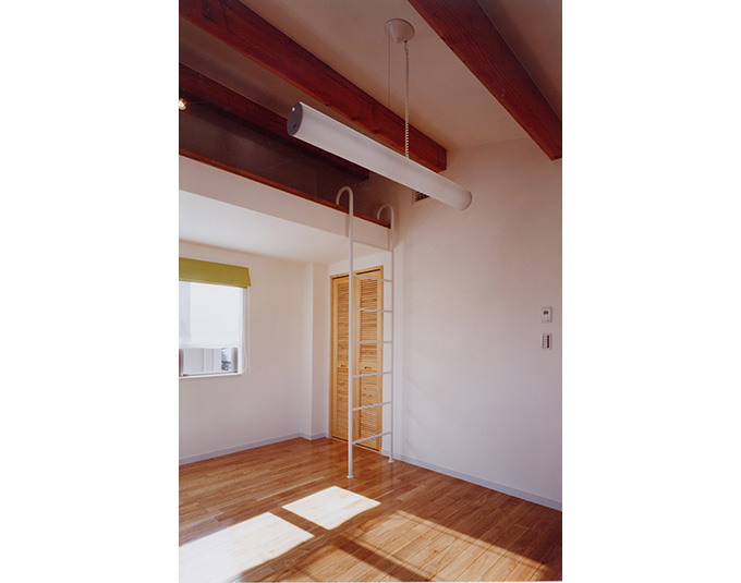 ロフト収納に架けられたはしごのある部屋