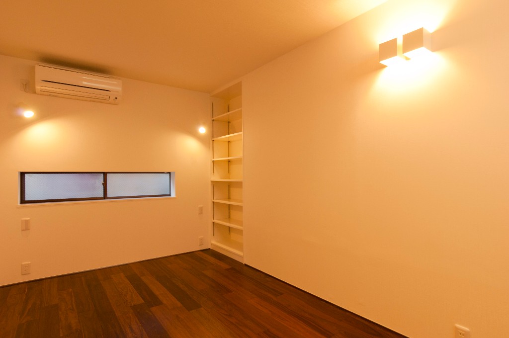 スリットのような細長い小窓と間接照明が美しい部屋