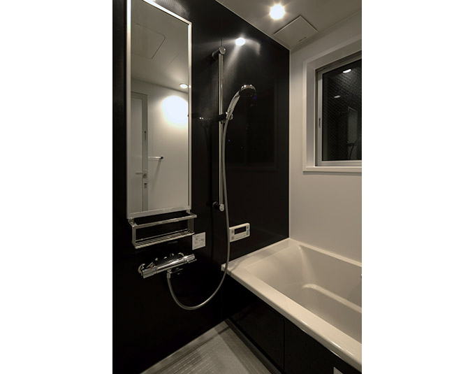 黒でシックにまとめた浴室