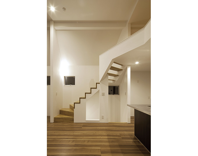 緩やかなカーブを描くロフトへの階段