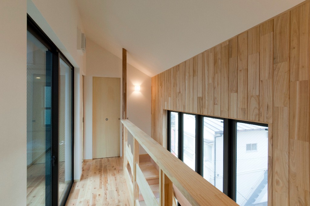 光庭の様なテラスから差し込む光が空間の隅々まで柔らかく広がる