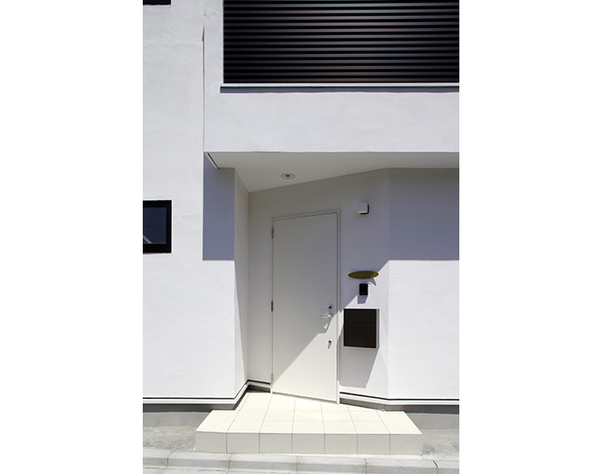 一段上がる玄関アプローチ