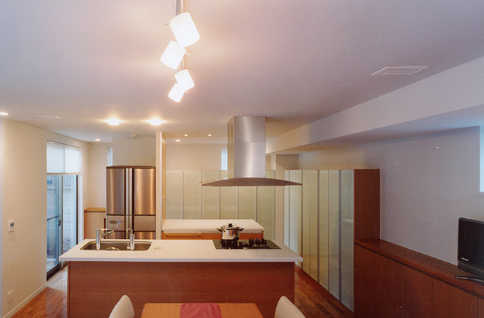 家族を見渡せるオープンキッチン