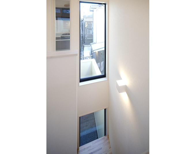 採光窓をふんだんに取り入れた室内