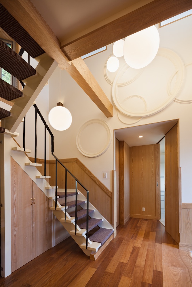 腰壁を貼った階段ホールはちょっとクラシカルで上質な雰囲気に