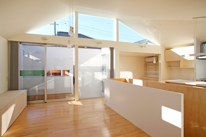 大きな窓のある明るいリビング