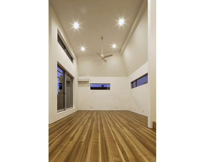 吹抜とハイサイドライトで明るく開放的なリビング