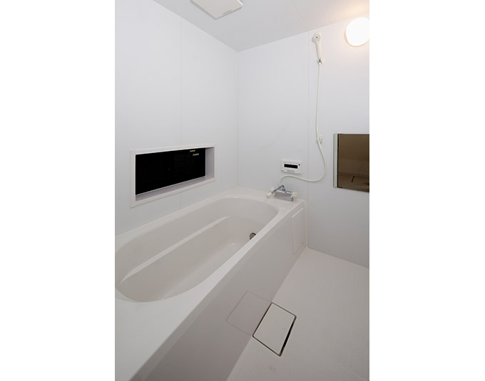 白で統一された浴室