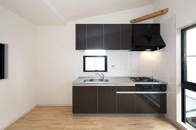 ダークなキッチンが引き締まった印象に