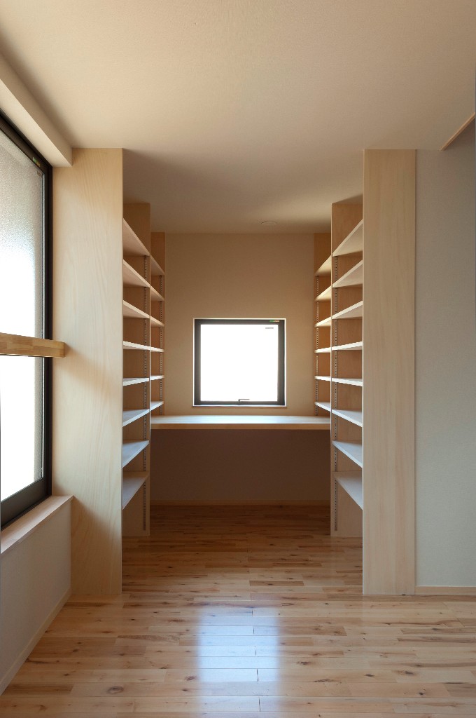 収納抜群のコンパクトな書斎