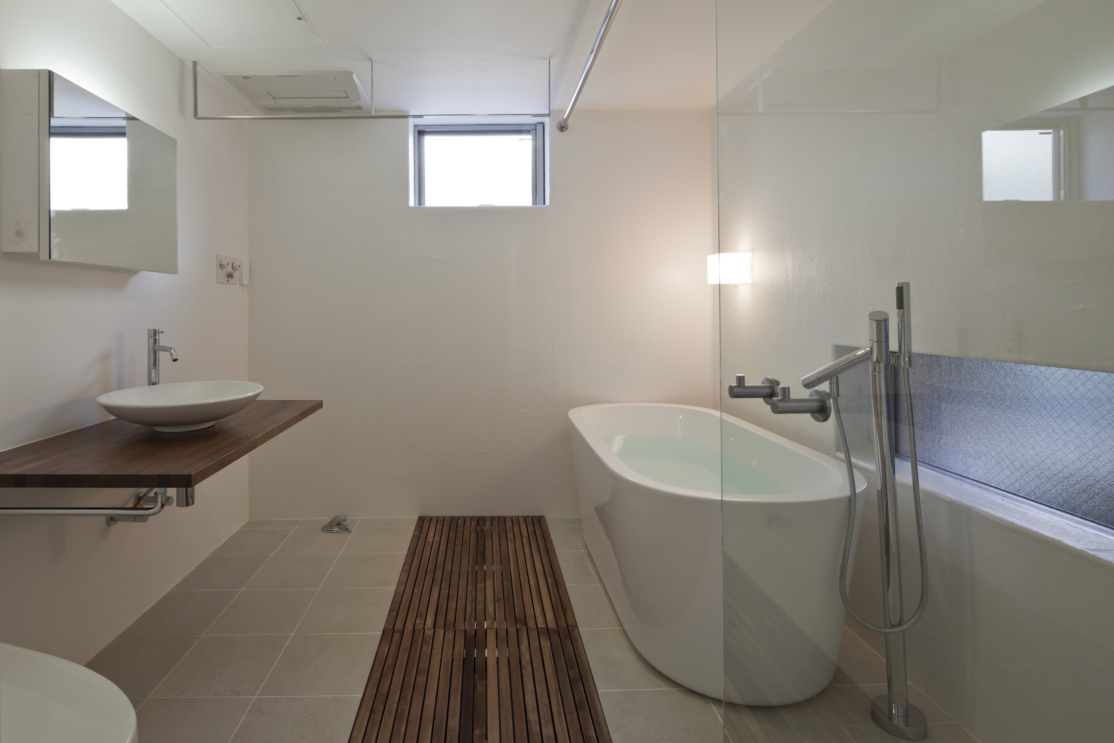 シックでモダンな広々バスルーム