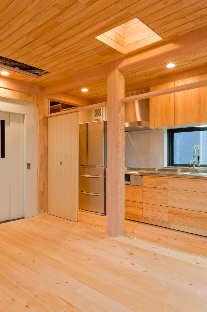 ナチュラルな木目で空間全体と統一感を出したキッチン