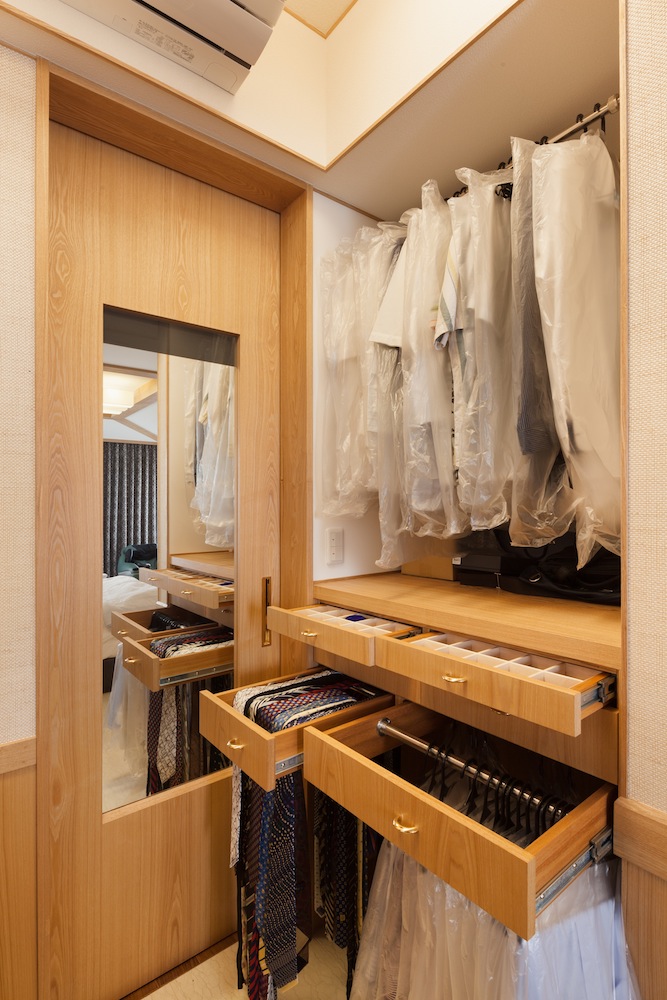 建具と一緒に造り付けで木目を揃え統一感を出したウォークインクローゼット