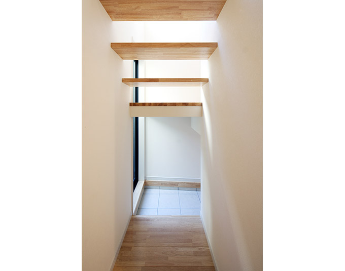 玄関に繋がる階段下スペース