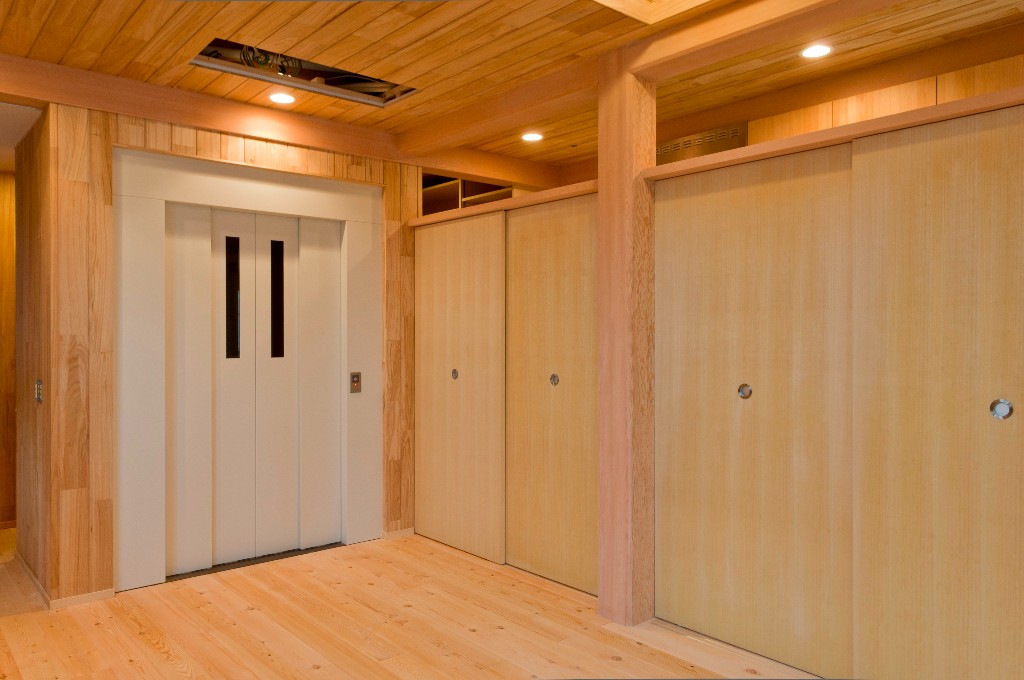 来客時にはさっと隠せる仕切り戸のついたキッチン