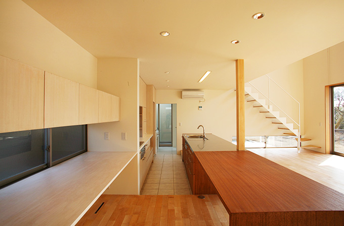 キッチンと一体となったカウンターテーブル