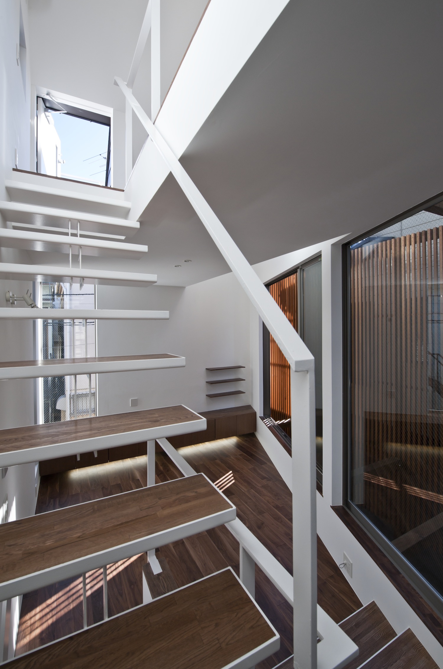 2階のキッチンから3階へと登る階段