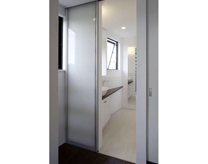 引戸で空間を広く使う洗面室入口